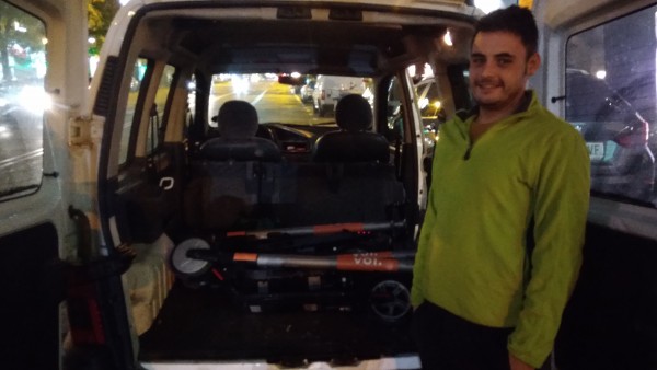 El recargador de patinetes eléctricos Carlos Medina, con varios de los patinetes recogidos con su furgoneta El recargador de patinetes eléctricos Carlos Medina, con varios de los patinetes recogidos con su furgoneta