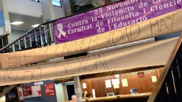 Alumnes de la Universitat de València protesten i es tanquen per a denunciar "actituds masclistes" de professors Alumnes de la Universitat de València protesten i es tanquen per a denunciar "actituds masclistes" de professors