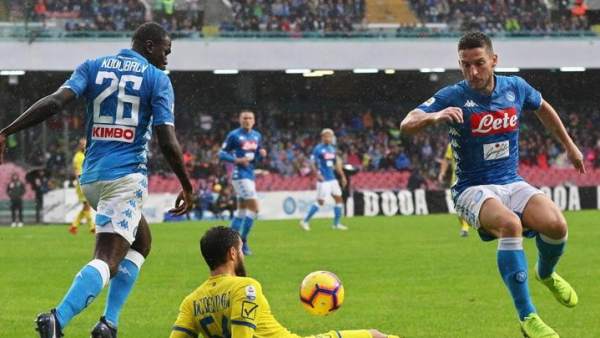 Napoli vs. Estrella Roja. Napoli vs. Estrella Roja.