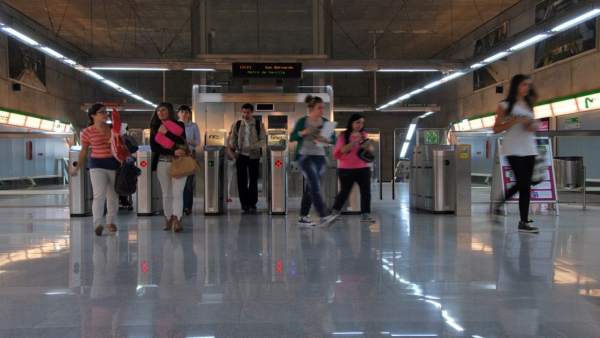 Usuarios del metro de Sevilla Usuarios del metro de Sevilla