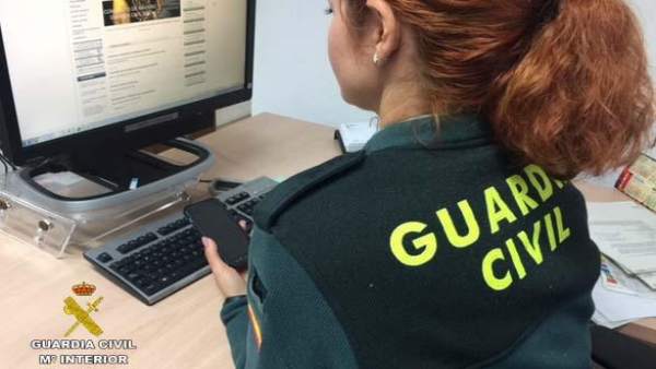 Agente de la Guardia Civil. Agente de la Guardia Civil.
