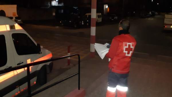 Atención Cruz Ropja inmigrantes de una patera en Águilas Atención Cruz Ropja inmigrantes de una patera en Águilas