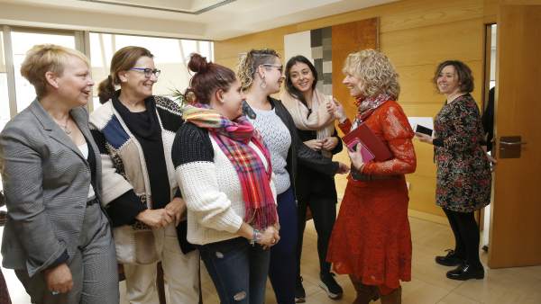 La vicepresidenta con docentes y alumnas del María Telo La vicepresidenta con docentes y alumnas del María Telo
