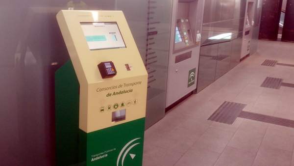 Máquina para la recarga de la tarjeta de transporte en el metro Máquina para la recarga de la tarjeta de transporte en el metro