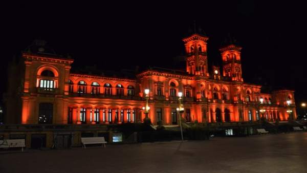 Ayuntamiento de San Sebastián iluminado en rojo Ayuntamiento de San Sebastián iluminado en rojo