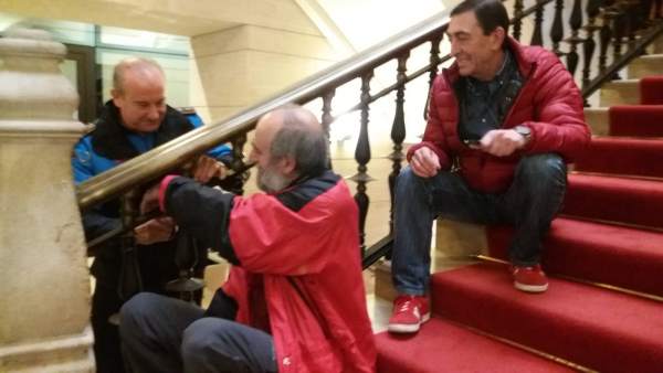 POLICIA LOCAL CORTA LAS BRIDAS DE PREJUBILADOS DE NAVAL GIJÓN ENCADENADOS POLICIA LOCAL CORTA LAS BRIDAS DE PREJUBILADOS DE NAVAL GIJÓN ENCADENADOS