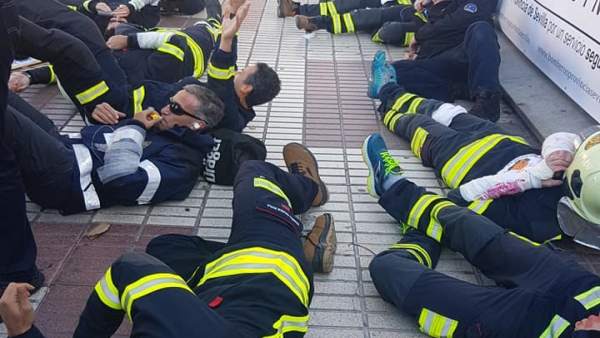 Protesta de los bomberos frente a la Diputación Protesta de los bomberos frente a la Diputación