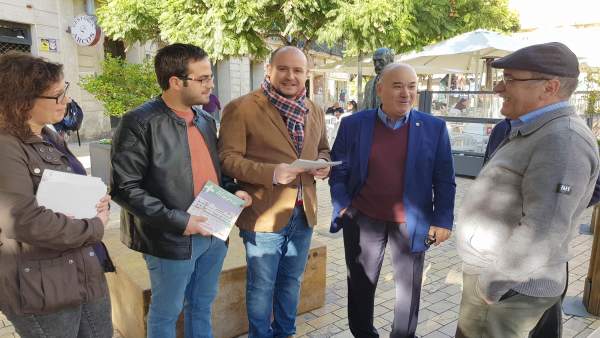 Martínez durante un reparto de propaganda electoral Martínez durante un reparto de propaganda electoral