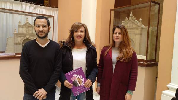 Los portavoces de IU y Participa Sevilla junto a Mar Cambrollé Los portavoces de IU y Participa Sevilla junto a Mar Cambrollé