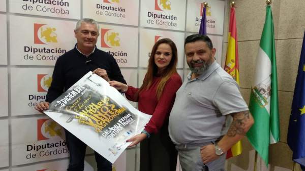 Barbero, entre Ariza (dcha.) y Alcaide, en la presentación del salón solidario Barbero, entre Ariza (dcha.) y Alcaide, en la presentación del salón solidario