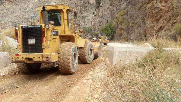 La maquinaria de la Diputación Provincial, trabajando sobre el terreno. La maquinaria de la Diputación Provincial, trabajando sobre el terreno.