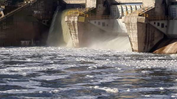 Aparición de espumas en el río Tajo a su paso por la presa de Castrejón Aparición de espumas en el río Tajo a su paso por la presa de Castrejón