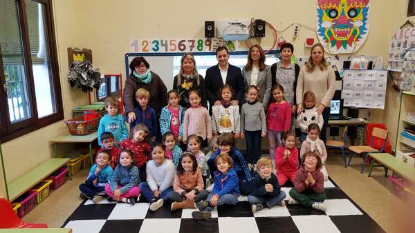 López, junto con la directora del CEIP Enriquez y la maestra galardonada López, junto con la directora del CEIP Enriquez y la maestra galardonada