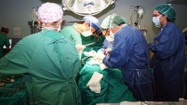 Un paciente es operado en un quirófano Un paciente es operado en un quirófano