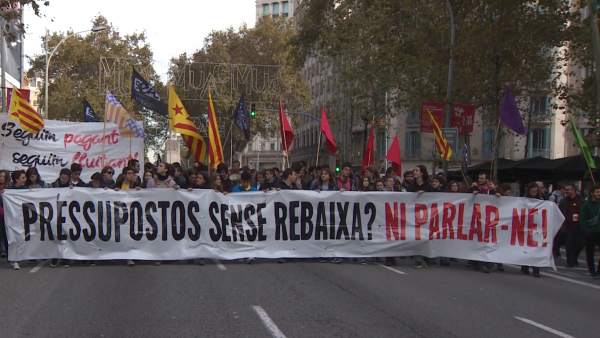 Profesores, estudiantes, médicos y funcionarios protestan contra los recortes en Cataluña Profesores, estudiantes, médicos y funcionarios protestan contra los recortes en Cataluña