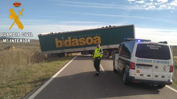 Un camión hace la tijera en la NA-128 en Carcastillo Un camión hace la tijera en la NA-128 en Carcastillo