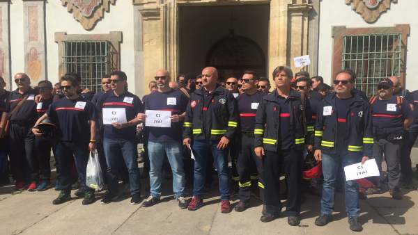 Una anterior concentración de bomberos de la Diputación reclamando el C1 Una anterior concentración de bomberos de la Diputación reclamando el C1