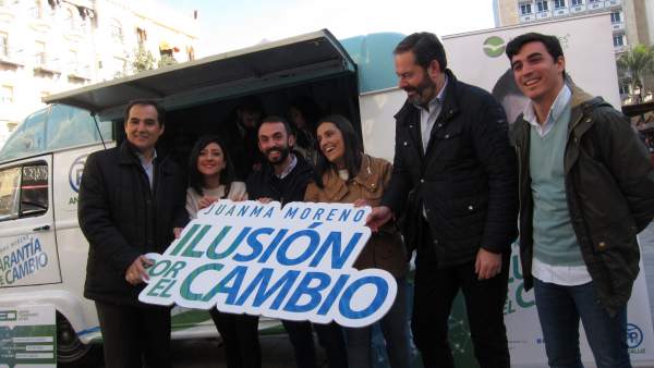 Candidatos del PP con la caravana de NNGG con Enrique Rodríguez y Cintia Bustos Candidatos del PP con la caravana de NNGG con Enrique Rodríguez y Cintia Bustos