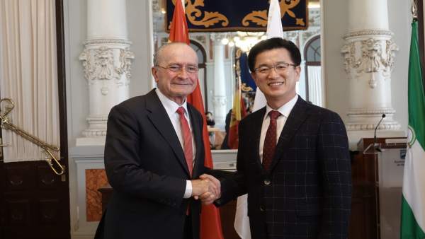 Alcalde con representante ciudad surcoreana daejeon francisco de la torre Alcalde con representante ciudad surcoreana daejeon francisco de la torre