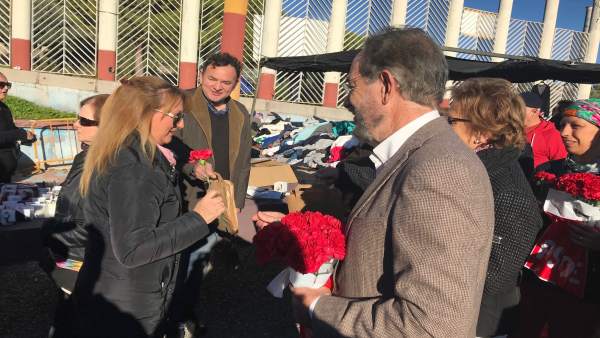 El PSOE reparte claveles rojos en el mercadillo El PSOE reparte claveles rojos en el mercadillo