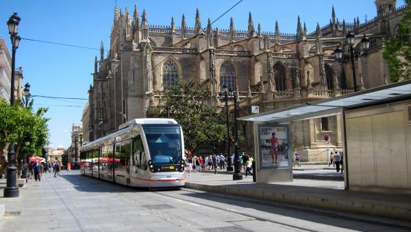 El metrocentro a la altura de la Catedral de Sevilla y el Archivo de Indias El metrocentro a la altura de la Catedral de Sevilla y el Archivo de Indias