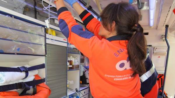 Profesionales sanitarios del 061 asisten a un paciente en una ambulancia Profesionales sanitarios del 061 asisten a un paciente en una ambulancia