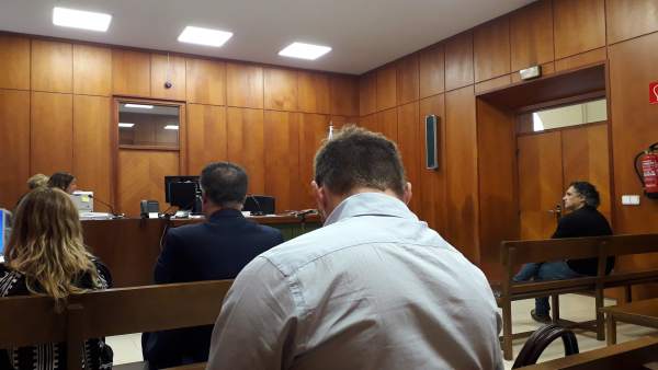 El alcalde de Astillero y el exportavoz de IU, en primera fila El alcalde de Astillero y el exportavoz de IU, en primera fila