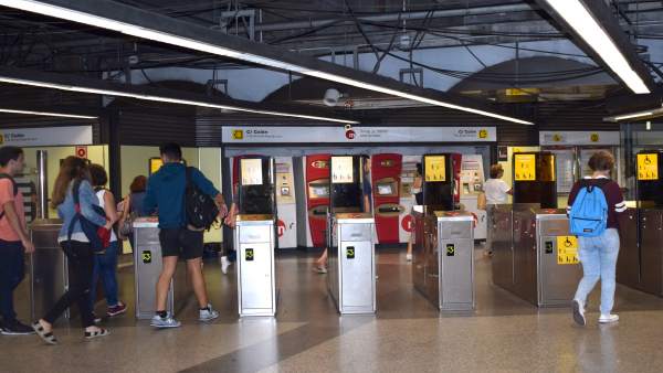 Puertas abiertas en una estación de Metrovalencia Puertas abiertas en una estación de Metrovalencia