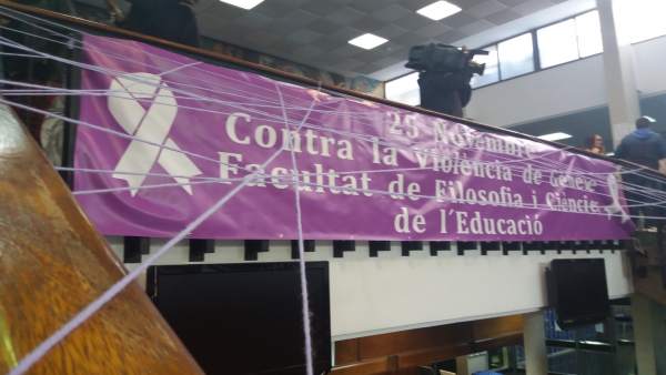 Alumnes de la UV que denuncien assetjament demanen formació en com educar en igualtat professorat i estudiants Alumnes de la UV que denuncien assetjament demanen formació en com educar en igualtat professorat i estudiants