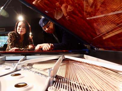 Los pianistas Mine Kawakami y Chucho Valdés.