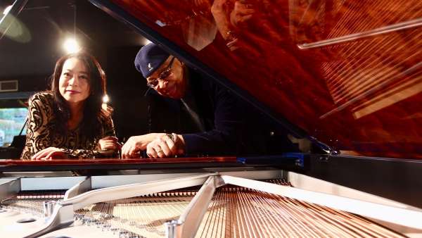 Los pianistas Mine Kawakami y Chucho Valdés. Los pianistas Mine Kawakami y Chucho Valdés.