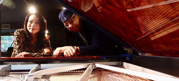 Los pianistas Mine Kawakami y Chucho Valdés.