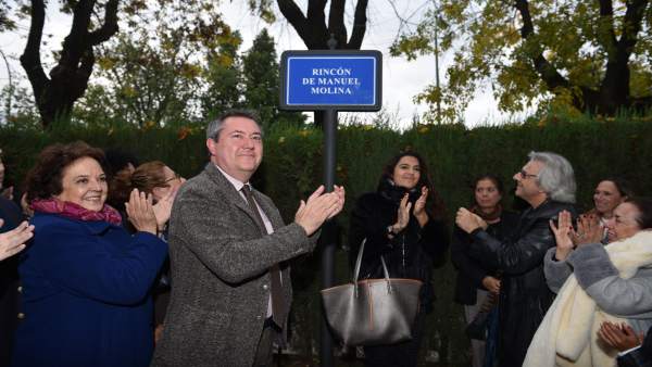 Triana dedica un espacio público a Manuel Molina Triana dedica un espacio público a Manuel Molina