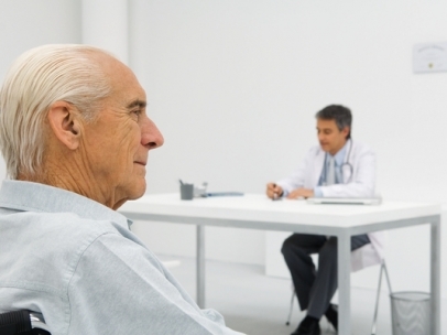 Anciano en la consulta