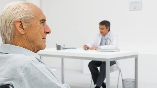 Anciano en la consulta Anciano en la consulta