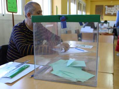 Urna para las elecciones al Parlamento de Andalucía
