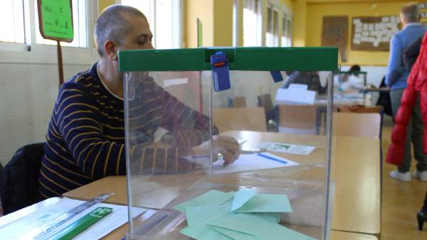 Urna para las elecciones al Parlamento de Andalucía Urna para las elecciones al Parlamento de Andalucía