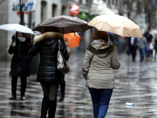 Personas con paraguas un día de lluvia