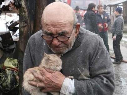 Ali Meşe y su gatito