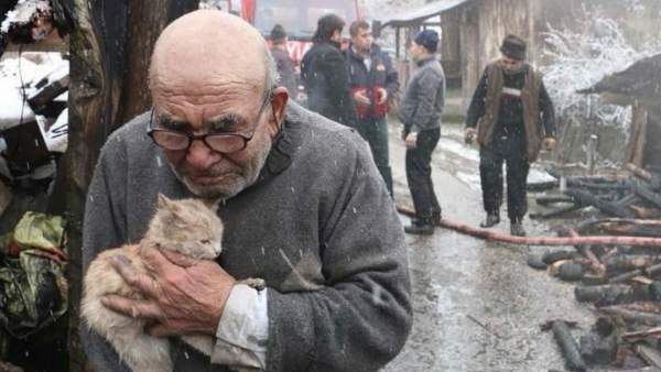 Ali Meşe y su gatito Ali Meşe y su gatito