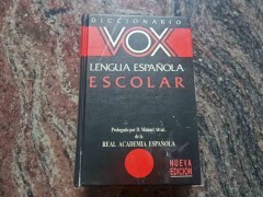 Ejemplar de un diccionario VOX