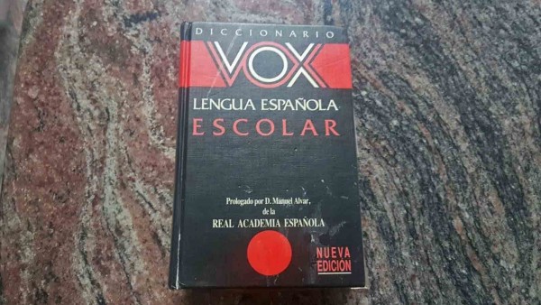 Ejemplar de un diccionario VOX Ejemplar de un diccionario VOX