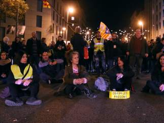 Manifestantes convocados por los CDR cortan la calle Aragó de Barcelona en solidaridad con la huelga de hambre de cuatro de los políticos soberanistas presos en Lledoners.