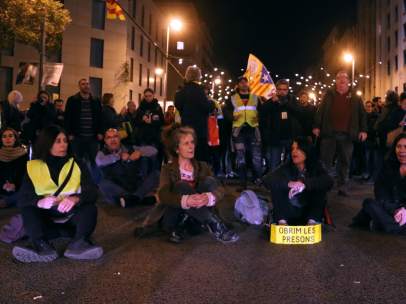 Manifestantes convocados por los CDR cortan la calle Aragó de Barcelona en solidaridad con la huelga de hambre de cuatro de los políticos soberanistas presos en Lledoners.