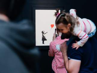 La famosa serigrafía 'Niña con balón' es una de las piezas estrella de esta exposición de Banksy