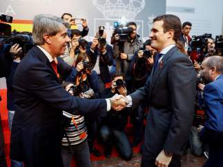 El presidente de la Comunidad de Madrid Ángel Garrido y el presidente del Partido Popular Pablo Casado (d), durante la recepción anual con motivo del Día de la Constitución, esta mañana en la sede de la Comunidad de Madrid.