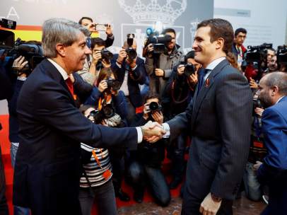El presidente de la Comunidad de Madrid Ángel Garrido y el presidente del Partido Popular Pablo Casado (d), durante la recepción anual con motivo del Día de la Constitución, esta mañana en la sede de la Comunidad de Madrid.