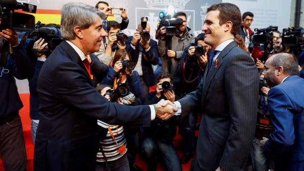 El presidente de la Comunidad de Madrid Ángel Garrido y el presidente del Partido Popular Pablo Casado (d), durante la recepción anual con motivo del Día de la Constitución, esta mañana en la sede de la Comunidad de Madrid. El presidente de la Comunidad de Madrid Ángel Garrido y el presidente del Partido Popular Pablo Casado (d), durante la recepción anual con motivo del Día de la Constitución, esta mañana en la sede de la Comunidad de Madrid.