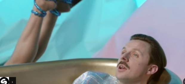 Martin Solveig, en el videoclip 'Intoxicated'