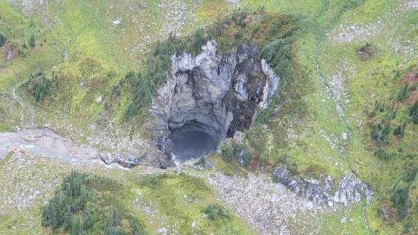 Descubren una cueva gigantesca en Canadá Descubren una cueva gigantesca en Canadá